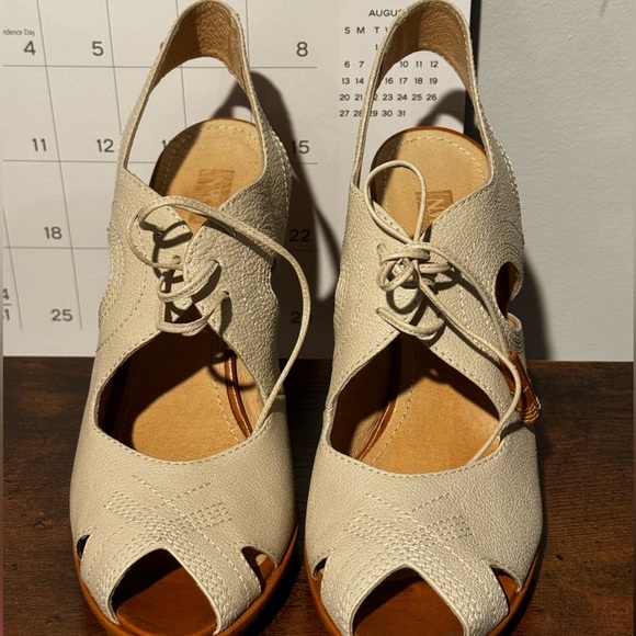 Brand New Pristine Bone and Tan Hobbs London Peek-a-Boo Lace Up Chunky Heels - Picture 3 of 7